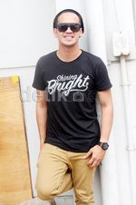 Gaya Tarra Budiman Berkacamata Hitam
