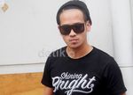 Gaya Tarra Budiman Berkacamata Hitam