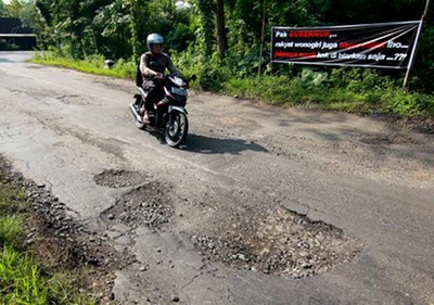Jalan Raya Ponorogo-Wonogiri Berlubang