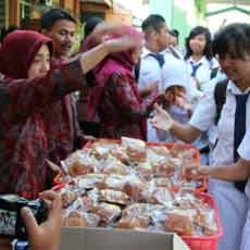 Sebelum UN, Guru SMPN 2 Kota Malang Bagi-bagi Roti