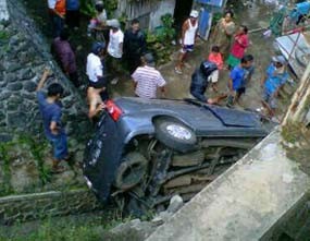 Xenia Terjun ke Sungai Saat Hindari Kucing