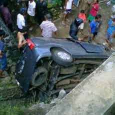 Xenia Terjun ke Sungai Saat Hindari Kucing