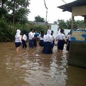 Jalan Terendam Banjir, 56 Peserta UN SMP Garuda Ngungsi ke SD