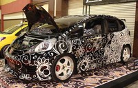 Untuk eksteriornya, karena pada dasarnya mengusung konsep street racing, kelvin menambahkan bodi kit dengan penggunaan karbon fiber, peleg racing ukuran 17 inci. Menariknya kombinasi motif batik juga begitu kental di eksterior.