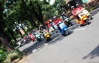 Puluhan pecinta Vespa berkeliling kota Bandung, dengan mengambil start di gerai Cosmic di Jl. Trunojoyono 23 dan finish di diler Vespa di Jl. Aria Jipang Bandung.