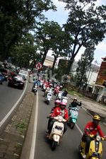 Rayakan HUT, Pecinta Vespa Keliling Bandung