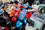 Rayakan HUT, Pecinta Vespa Keliling Bandung