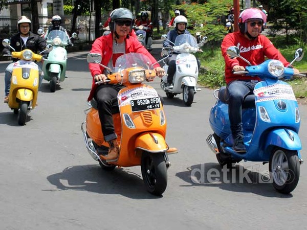 Rayakan HUT, Pecinta Vespa Keliling Bandung