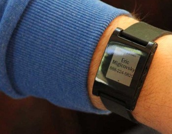 Sama seperti ponsel, Pebble juga bisa disetting bergetar saat ada panggilan yang masuk. (kredit foto: getpebble)