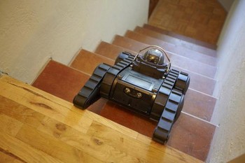     Kalangan militer juga sudah cukup fasih mengoprek robot untuk kepentingan pertahanan dan keamanan. Salah satunya adalah Robotex, yang didukung oleh pendiri PayPal Peter Thiel. Mereka  mengembangkan robot Avatar. (kredit foto: Robotex)