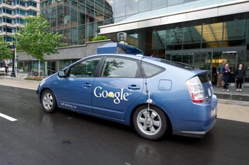     Google berkespansi di dunia robot salah satunya dalam bentuk proyek mobil pintar. Kendaraan ini dapat berjalan tanpa adanya pengemudi. Singkatnya, Google coba ingin menggantikan manusia untuk mengendarai mobil. (kredit foto: Karen Bleier/AFP/Getty Images)