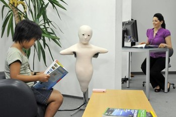     Kehadiran robot nantinya juga diharapkan dapat jadi pengawas anak-anak. Memang, ia tak sepenuhnya dapat menggantikan peran orangtua. Namun jika diandalkan sebagai asisten pengajar, sepertinya bisa juga dicoba. (kredit foto: Yoshikazu Tsuno/AFP/Getty Images)