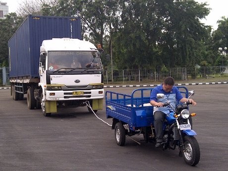 Motor 3 Roda Ini Sanggup Tarik Truk Kontainer 20 Ton