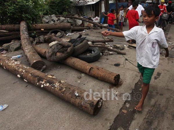 Menolak Digusur Warga Pluit  Blokir Jalan
