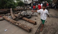     Warga memblokir Jl Kebon Tebu dengan menggunakan batang pohon kelapa, ban mobil dan juga batu. Mereka melakukan pemblokiran untuk mecegah petugas meratakan rumah-rumah semi permanen yang berdiri di kawasan itu.
