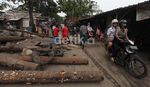 Menolak Digusur Warga Pluit  Blokir Jalan
