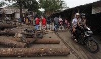     Warga merasa dibohongi karena rencana pengusuran sesuai perjanjian  20 meter dari bibir waduk tetapi ini lebih 50 meter.