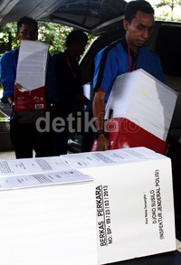 Berkas-berkas tersebut dikemas dalam 7 kardus. Masing-masing tumpukan berkas setinggi setengah meter hingga satu meter. Di atas tumpukan berkas dihiasi tulisan 'Berkas untuk terdakwa Djoko Susilo.' Lamhot Aritonang/detikFoto.