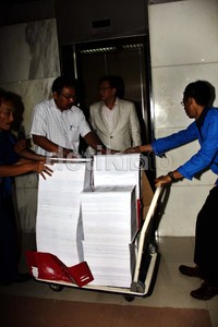 Tumpukan berkas kemudian dinaikkan ke atas troli dan dibawa masuk ke lantai 2 ruang jaksa. Lamhot Aritonang/detikFoto.