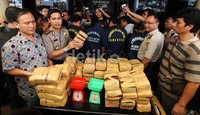Polisi menggelar barang bukti ganja di Polsek Taman Sari, Jakarta Barat.
