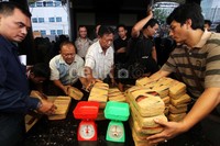 Polisi menimbang ganja yang diamankan di Mapolsek Taman Sari.