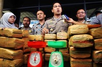Dari tiga tersangka, satu di antaranya merupakan oknum guru. Selain mengedarkan ganja, oknum guru tersebut juga pemakai sekaligus pengedar sabu.
