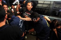 Para tersangka dihadirkan dengan tangan diborgol.