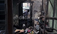 Api berhasil dipadamkan setelah petugas menurunkan 28 mobil pemadam kebakaran.