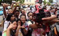 Sekumpulan siswa SMU Negeri 1 Makassar berfoto bareng usai saling corat-coret di baju seragamnya.