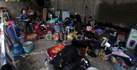 Sejumlah korban kebakaran mengungsi di halaman parkir gedung Transgasindo, Jakarta Pusat, Selasa (23/4).