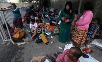 Mereka hanya membawa barang-barang seadanya yang bisa diselamatkan dari kobaran api.