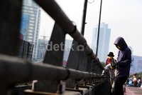 Petugas melakukan pengecetan jembatan yang sudah lama tidak terawat tersebut sejak pukul 07.00 WIB.
