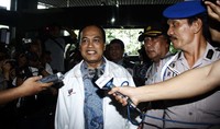 Dengan mengenakan baju tahanan KPK warna putih, Irjen Djoko tiba di Pengadilan Tipikor sekitar pukul 11.47 WIB. Lamhot Aritonang/detikFoto.