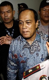Irjen Djoko tak menjawab pertanyaan wartawan dan langsung masuk lift untuk menuju ruang persidangan. Lamhot Aritonang/detikFoto.