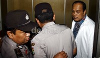 Irjen Djoko naik melalui lift untuk mengikuti persidangan. Lamhot Aritonang/detikFoto.