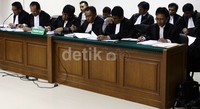 Tim kuasa hukum Irjen Djoko mendengarkan pembacaan dakwaan. Lamhot Aritonang/detikFoto.