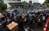 Penutupan ini mengakibatkan kemacetan yang cukup panjang.