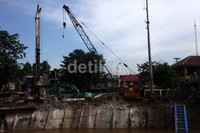 Renovasi pintu air Manggarai berupa penambahan pintu air.
