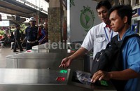 Penumpang mencoba tiket elektronik KRL relasi Jakarta-Depok di Stasiun Jakarta Kota.