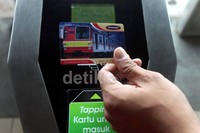 Tiket elektronik akan diberlakukan secara total di seluruh stasiun Jabodetabek pada bulan Juni 2013.