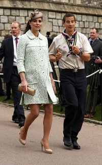 Ketua pramuka Grylls mengajak Kate, berjalan keliling Windsor Castle. Reuters/Olivia Harris.