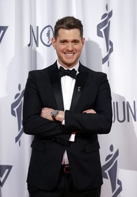 Memakai setelan jas hitamnya, michael Buble tampil percaya diri. Reuters/Todd Korol.
