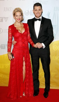 Buble sedang berbahagia karena sang istri Luisana Lopilato tengah hamil anak pertamanya. Reuters/Todd Korol.