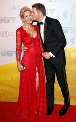 Michael Buble & Istrinya yang Super Seksi