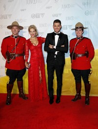 Mereka menyempatkan berfoto bersama Royal Canadian Mounted Police di karpet merah. Reuters/Todd Korol.