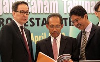(Ki-ka) Presiden Komisaris Astra Agro Lestari Prijono Sugiarto, Presiden Direktur Widya Wiryawan, Direktur Bambang Palgoenadi berbincang usai Rapat Umum Pemegang Saham Tahunan (RUPST). (dok. Astra Agro Lestari)