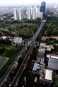 Suasana pembangunan proyek Jalan Layang Non Tol (JLNT) Kampung Melayu-Tanah Abang, Kuningan, Jakarta Selatan, Senin (22/4/2013).