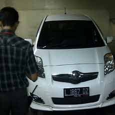 Tas Caleg Golkar Amblas di Parkiran Tunjungan Plaza