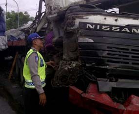 Truk Muat Besi Vs Truk Muat Beton, Satu Orang Luka