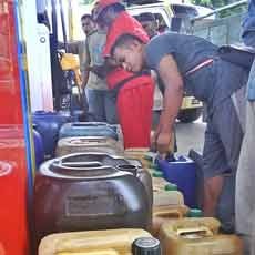 Puluhan Pengecer Solar di Pamekasan Lakukan Aksi Borong